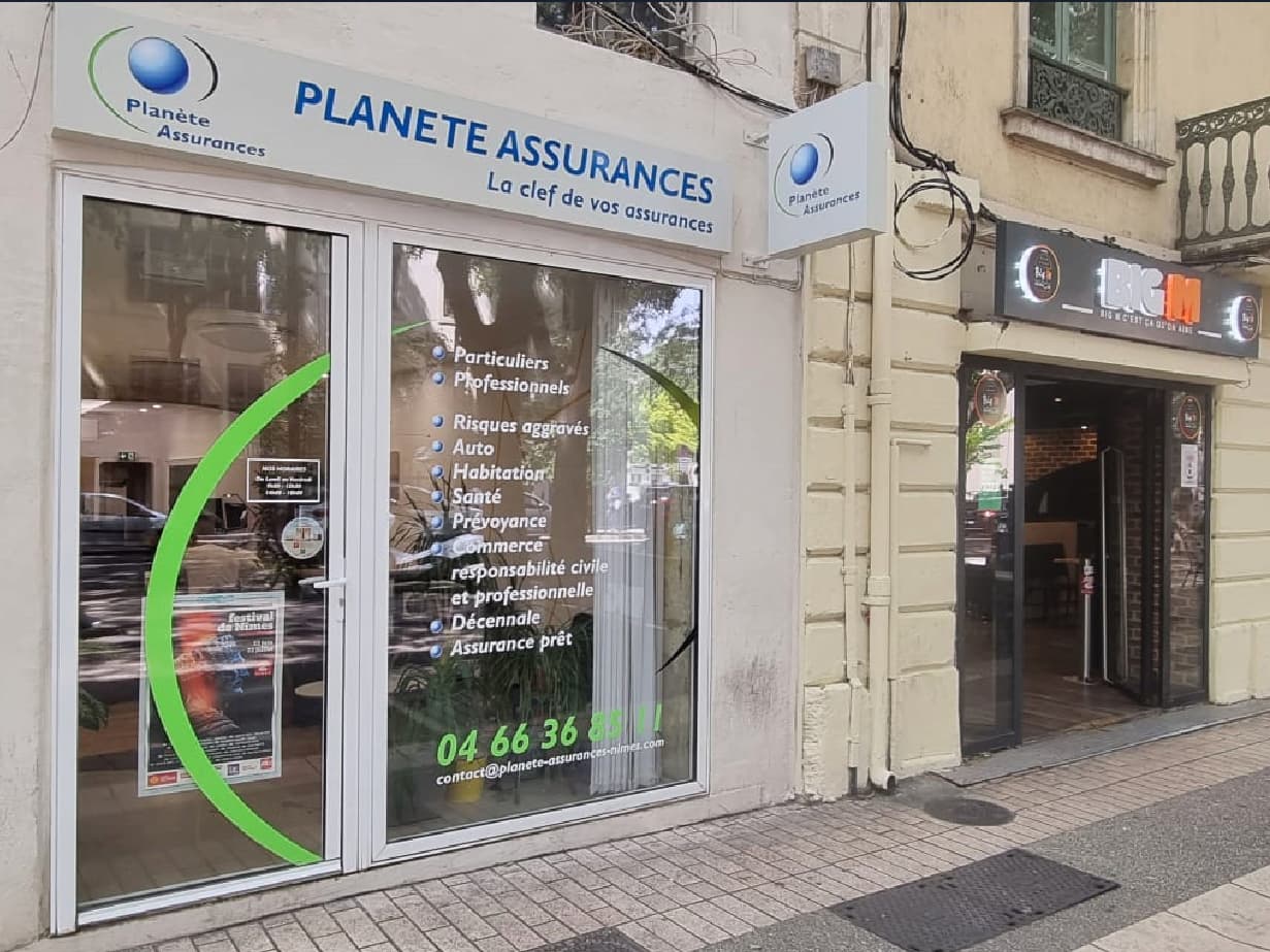 Vitrine de l'agence planète Assurances Nîmes